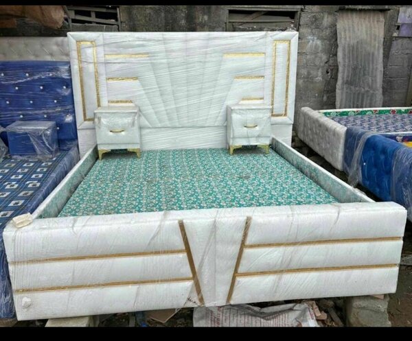 Lit double avec tiroirs intégrés