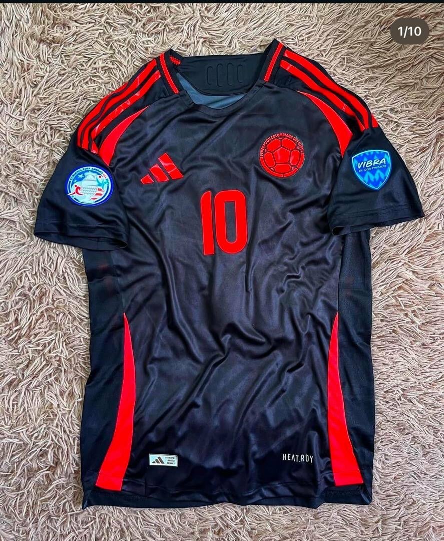 Maillot de football noir et rouge