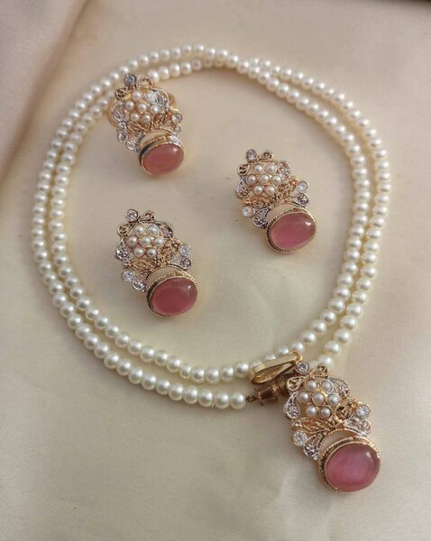 Ladies necklace and earrings set