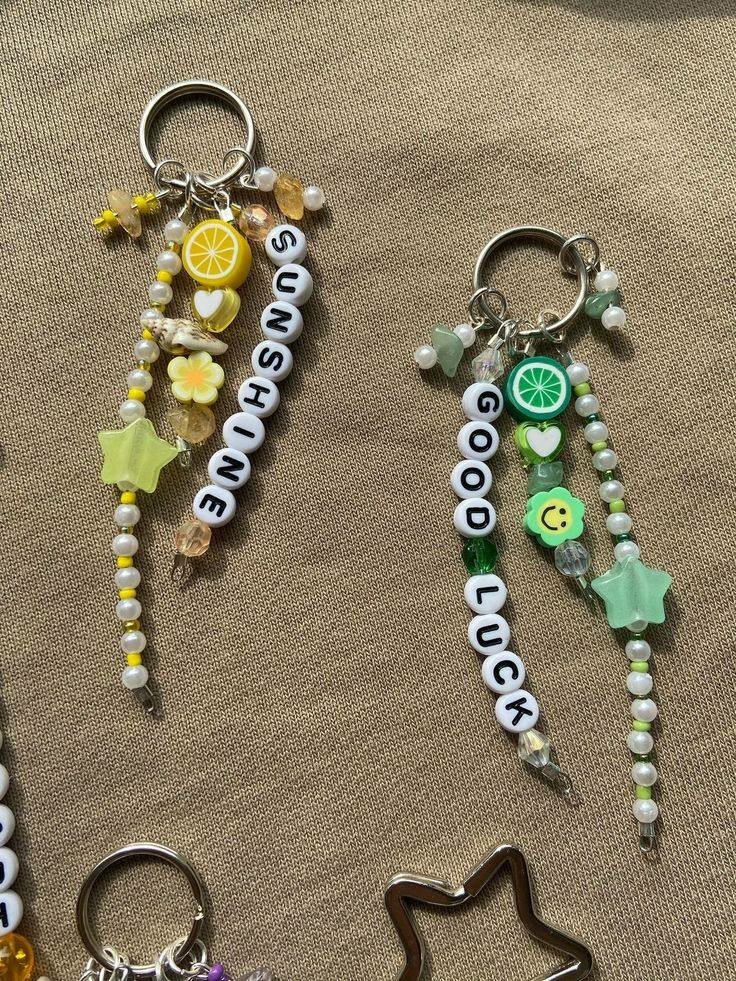 Porte-clés artisanaux colorés