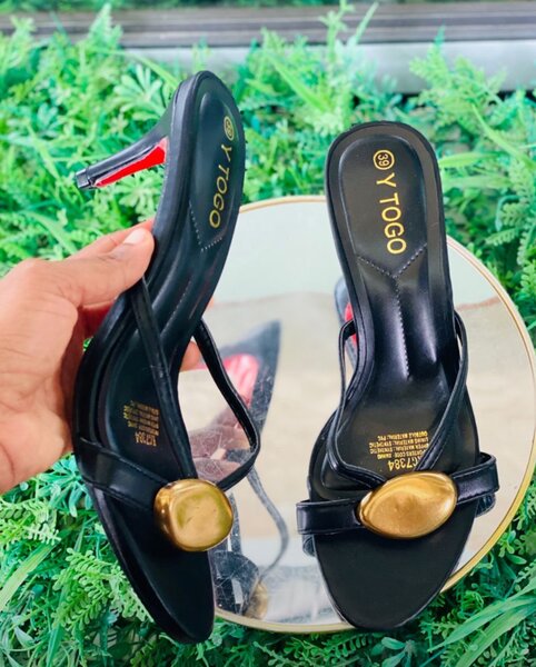 Mules noires élégantes Y Togo