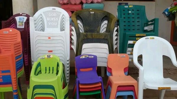 Chaises Empilables en Plastique