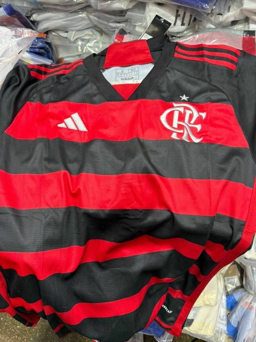 Maillot de football rouge et noir
