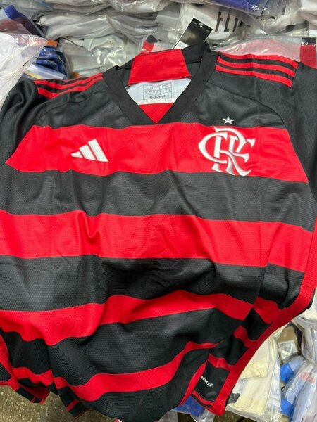 Maillot de football rouge et noir