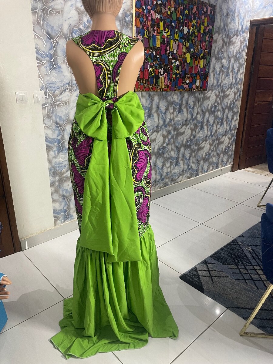 Robe élégante à dos ouvert avec grand nœud
