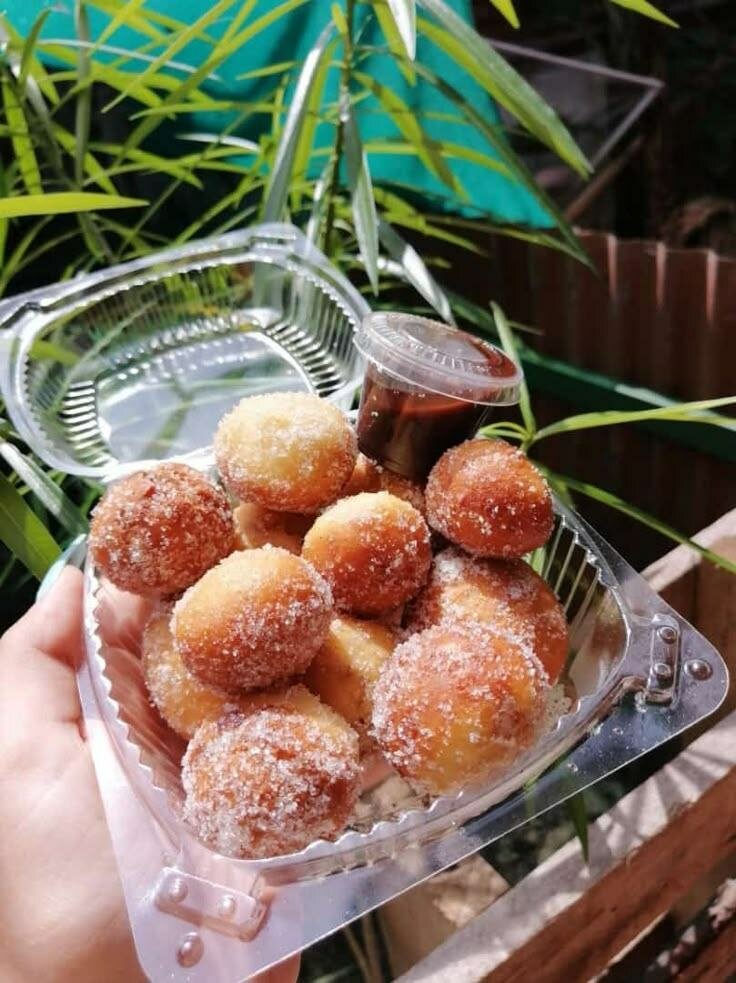 Beignets Sucrés avec Sauce