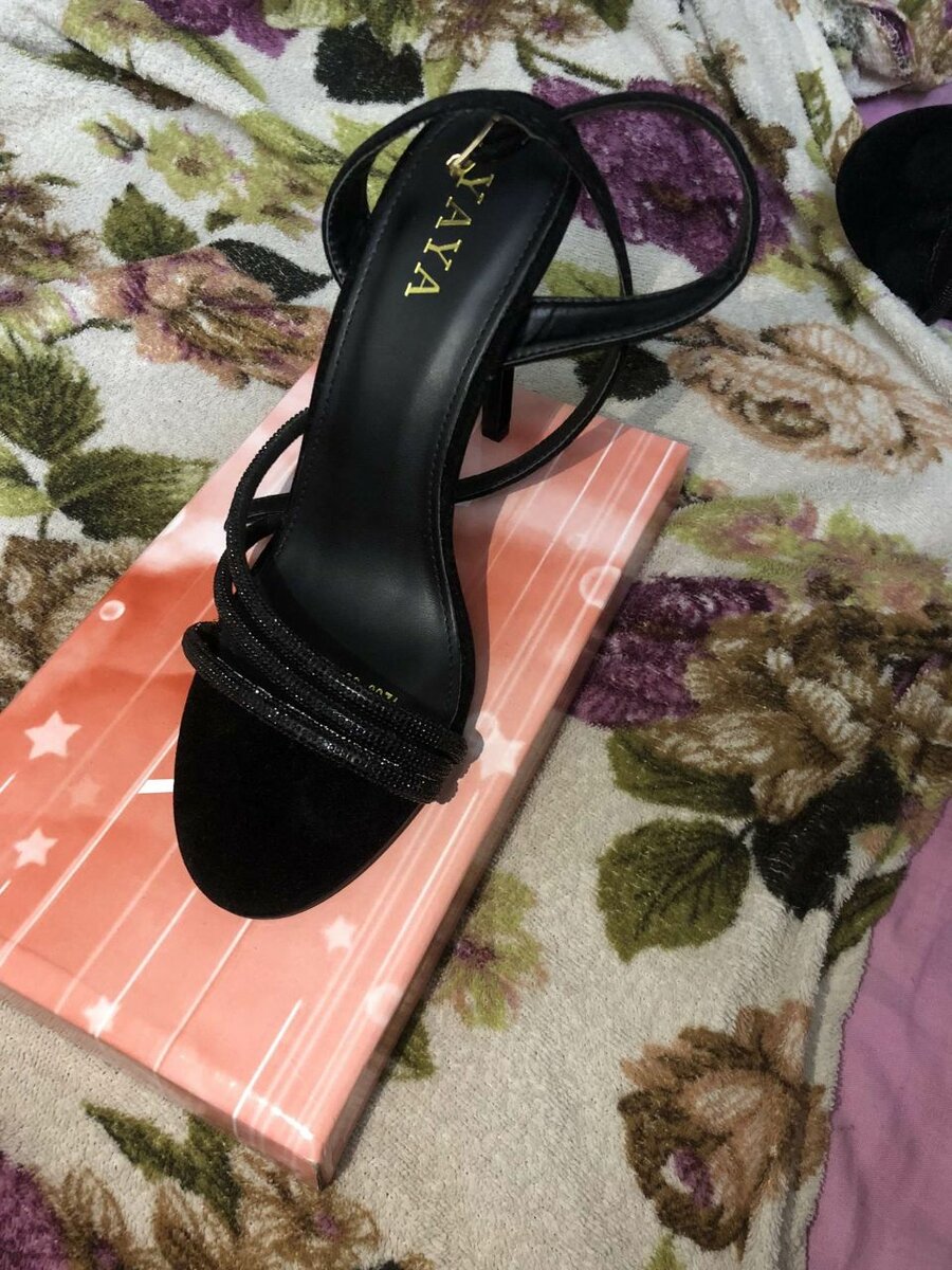 Sandales noires à talons élégants