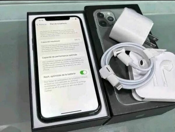 iPhone Pro Max avec accessoires