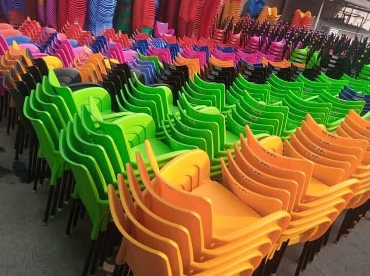 Chaises Empilables Colorées