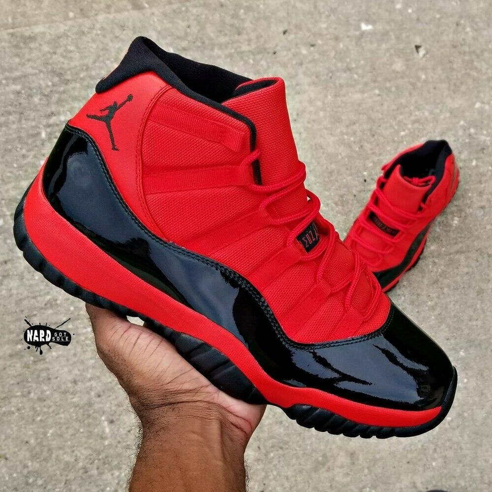 Chaussures de sport rouges et noires