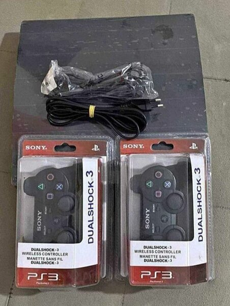 Sony PS3 + Manettes 25 jeux