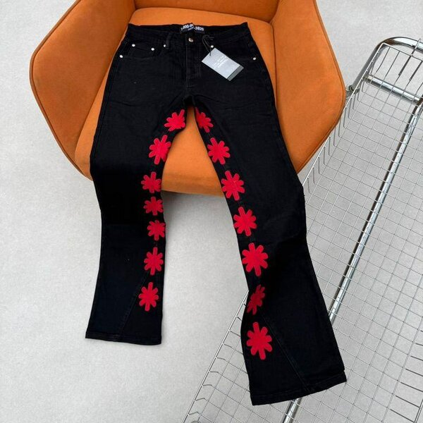 Jean noir à fleurs rouges