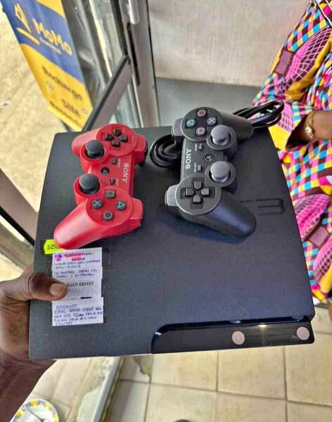 Console Sony PS3 avec manettes