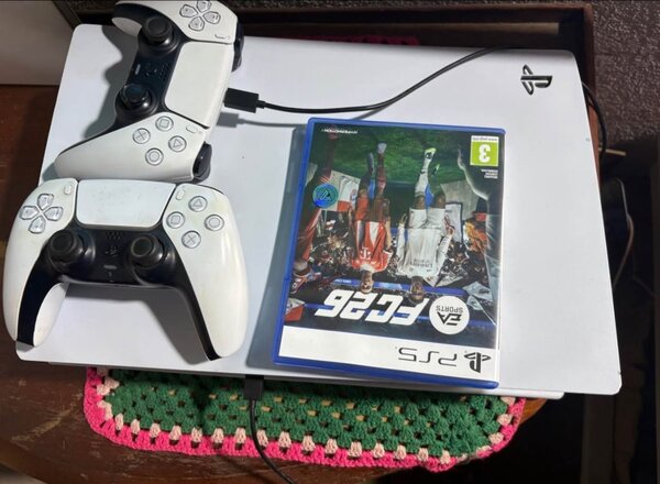 Console PS5 avec manettes