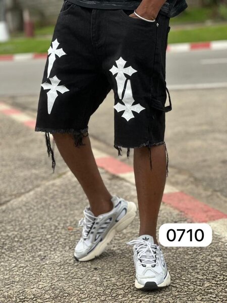 Short en jean avec croix