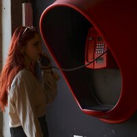 Девушка с красными волосами