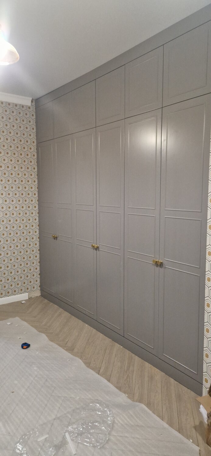 мистер дорс шкафы фрезерованные ручки, шкаф бруно, шкаф в стиле неоклассика, шкаф в светло сером цвете, шкаф серого цвета