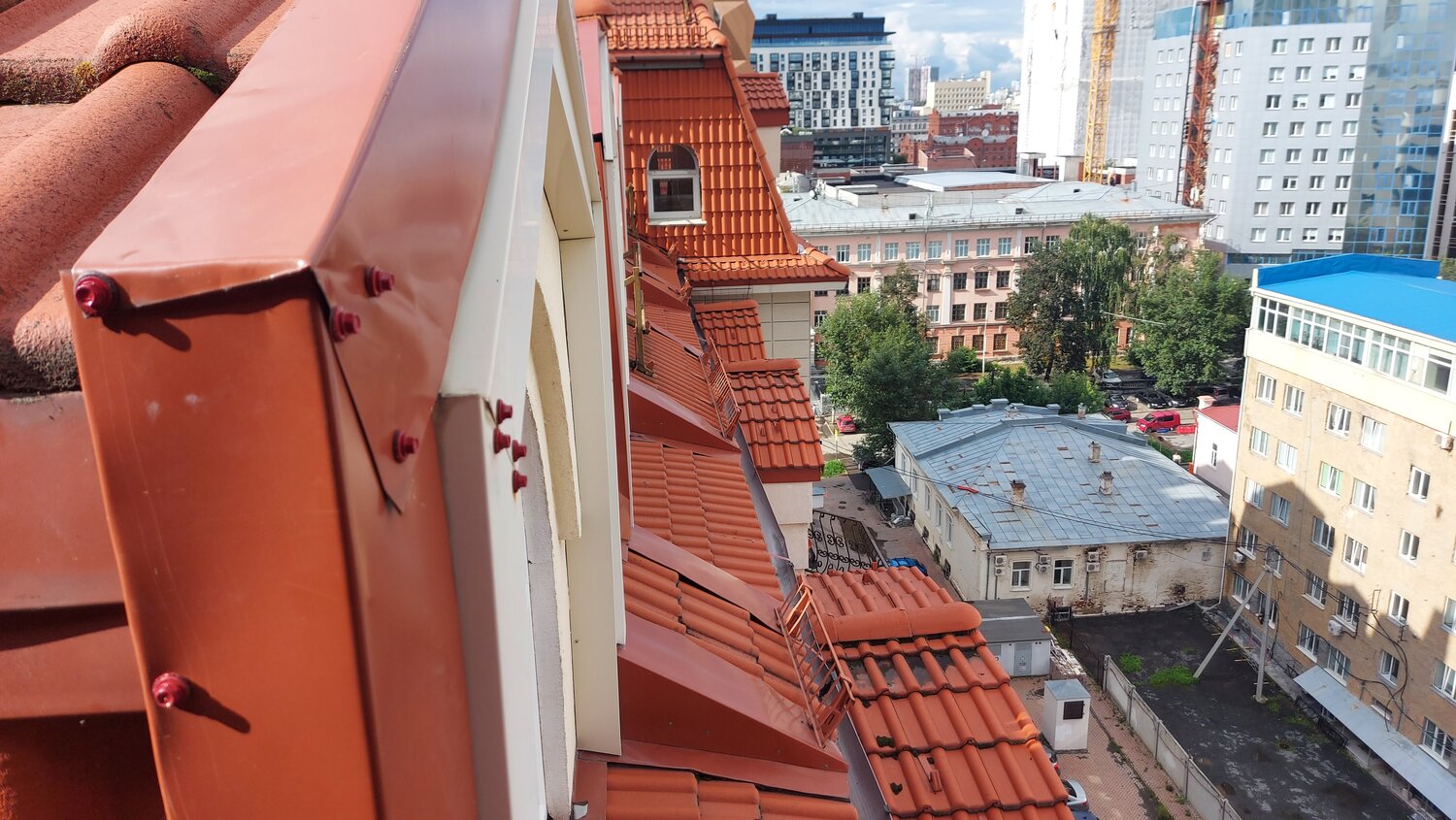 крыши многоэтажных домов, фальцевая кровля из меди, крыши многоквартирных домов, кровли крыши, брандмауэр кровли