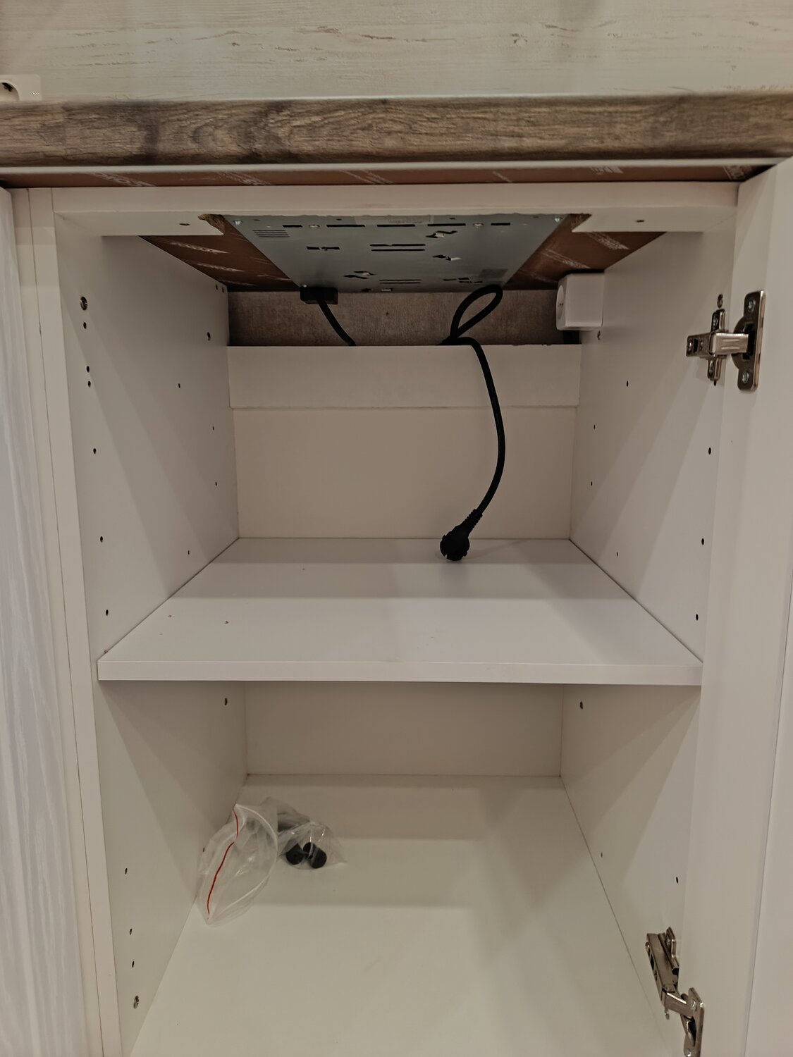 шкаф под встраиваемую вытяжку эликор 50см, навесной шкаф ikea metod 22887, сборка угловой кухни икеа, встраиваемая вытяжка в шкаф, накладная розетка для вытяжки на кухне