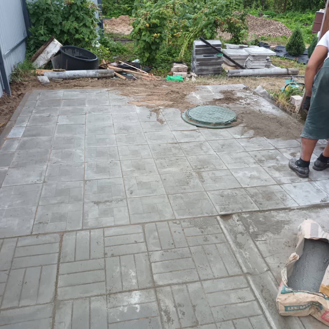 укладка тротуарная плитка, тротуарная плитка, дорожки из брусчатки на даче, печатный бетон брусчатка, дорожка на даче из тротуарной плитки