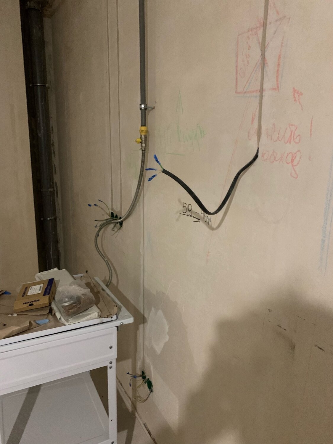 газовая труба в квартире, перенос газовой трубы в квартире, монтаж электропроводки, подводка полипропилена к газовой колонке, перенос розеток на кухне