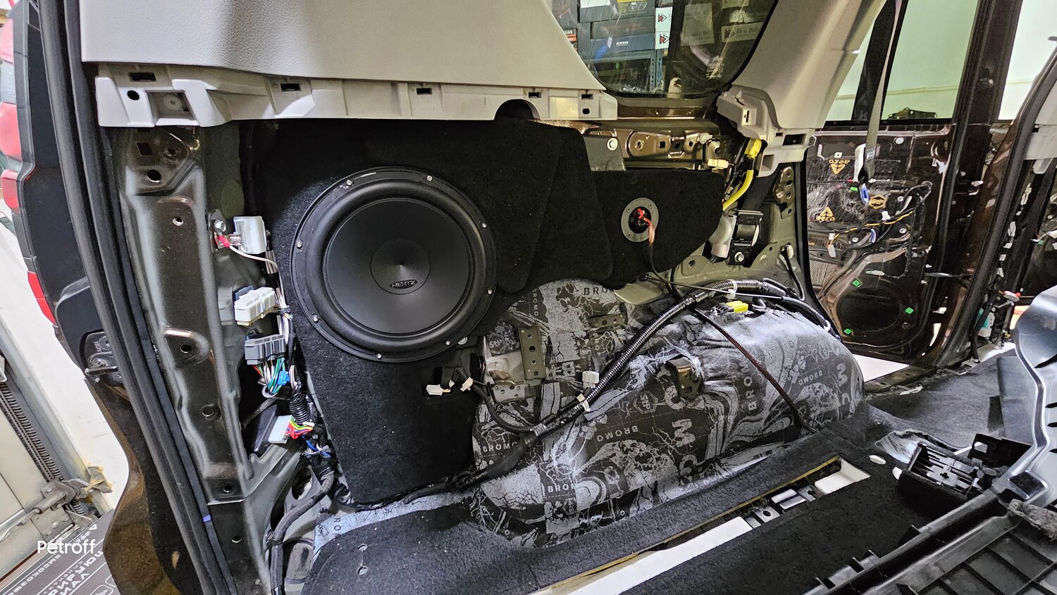 сабвуфер lexus gx470, lexus lx470 сабвуфер штатный, штатный сабвуфер ленд крузер 200, штатный сабвуфер тойота ленд крузер прадо 150, шумоизоляция toyota land cruiser 200