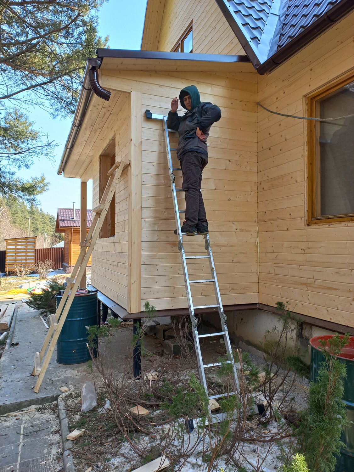 покраска деревянного дома снаружи, имитация бруса монтаж, покраска деревянного дома, сайдинг монтаж, сайдинг на дом