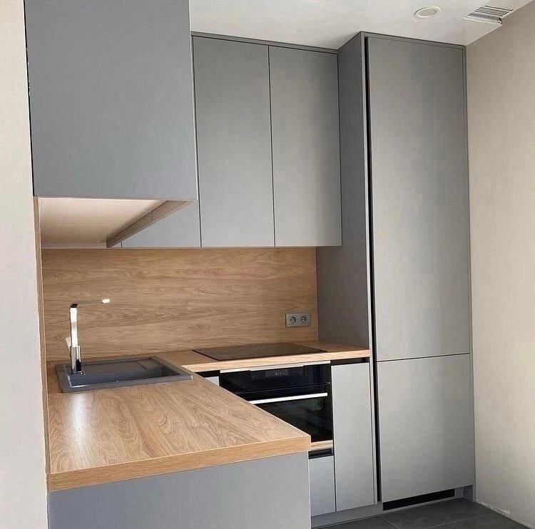 современная маленькая кухня, кухня икеа воксторп с антресолью, интерьер кухни, угловая кухня дизайн, кухни модерн угловые с высокими шкафами