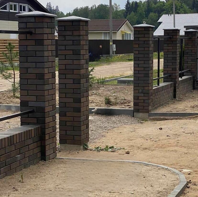 забор кирпичные столбы, столбы забора из кирпича, кирпичные заборы, забор из кирпича, кладка забора из кирпича