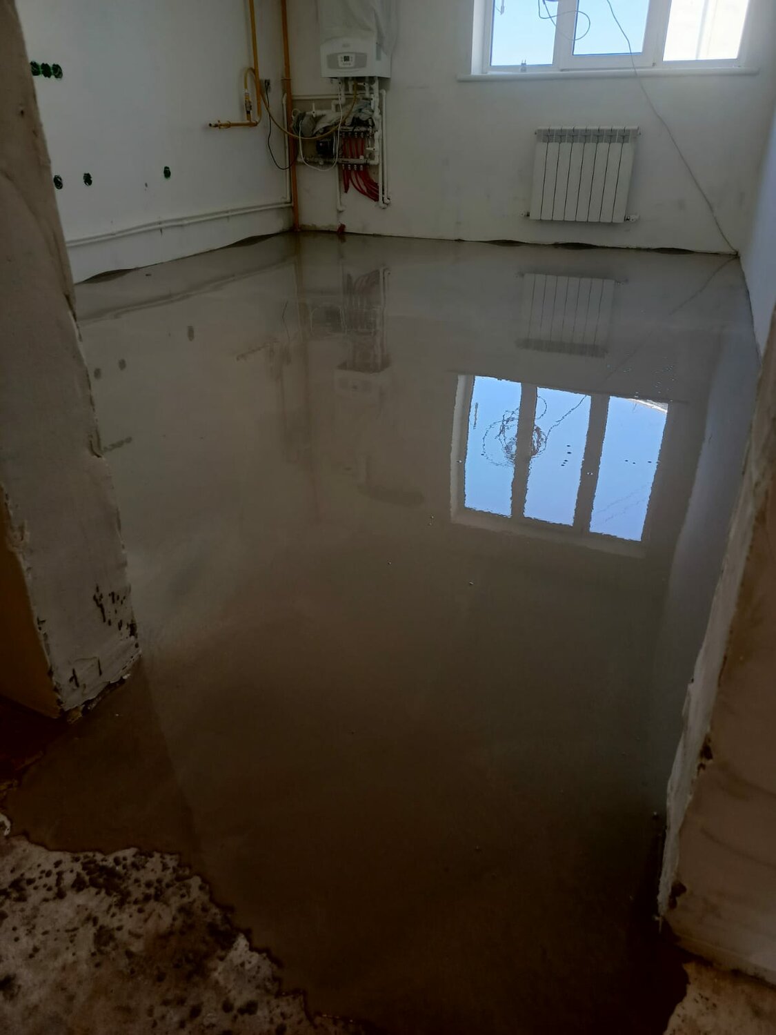 самовыравнивающийся наливной пол, заливка наливного пола, наливной пол в квартире, жидкий пол для выравнивания бетонного пола, выравнивание пола самовыравнивающейся смесью