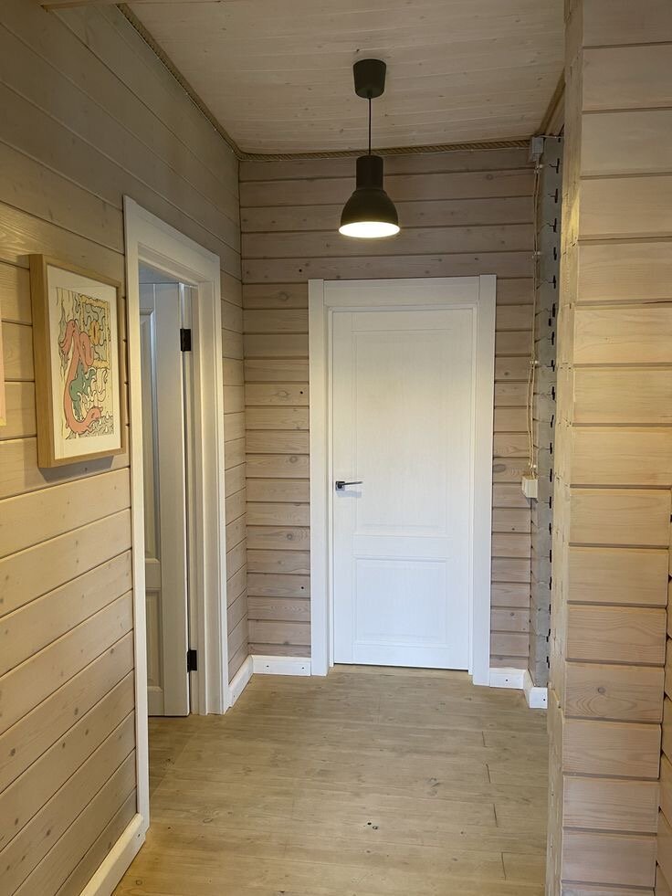 белые двери в деревянном доме, двери в деревянном доме, межкомнатные двери в деревянном доме, загородный дом, двери в доме из бруса