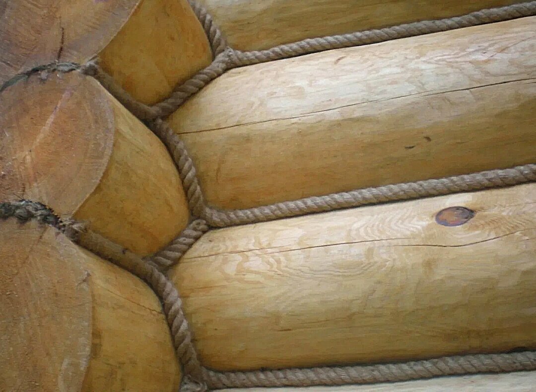 джутовый канат для отделки сруба, канат джутовый конопатить, конопатка сруба джутовым канатом, канат между бревнами в доме, канат джутовый 20