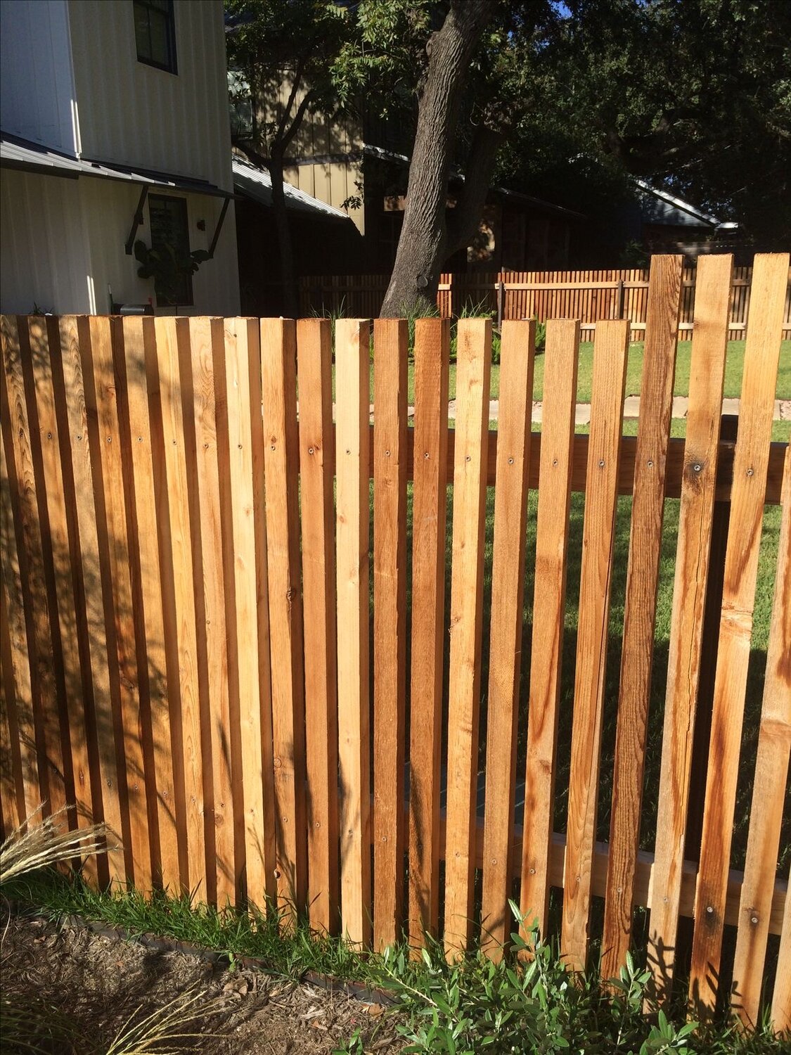 деревянные заборы, забор деревянный штакетник, деревянные заборы для дачи, забор из штакетника деревянного, деревянный забор для дачи из досок