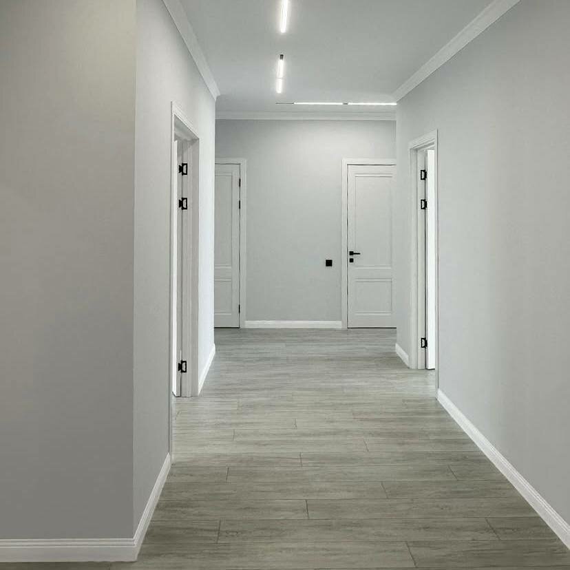 интерьер с белыми дверями, дизайнерские ремонты, квартир, интерьер, белые плинтуса