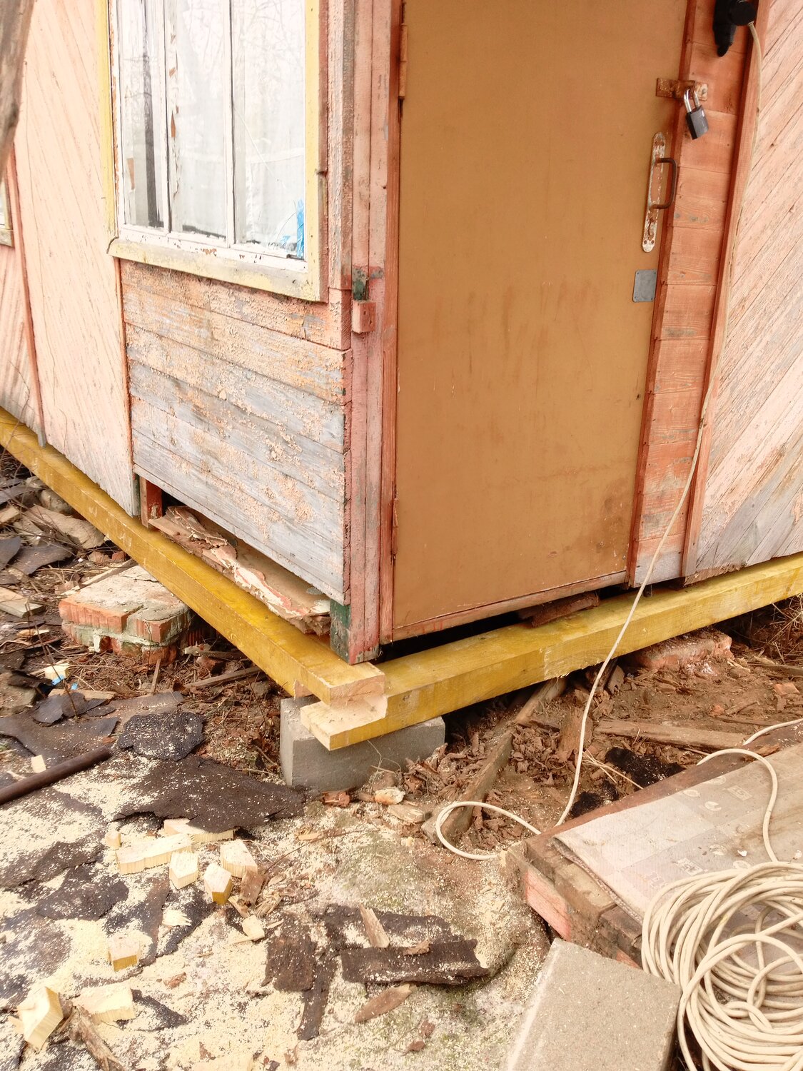 передвинуть бытовку, подъем дома на винтовые сваи, реконструкция фундамента винтовыми сваями, бытовка на даче, бытовка дачный домик