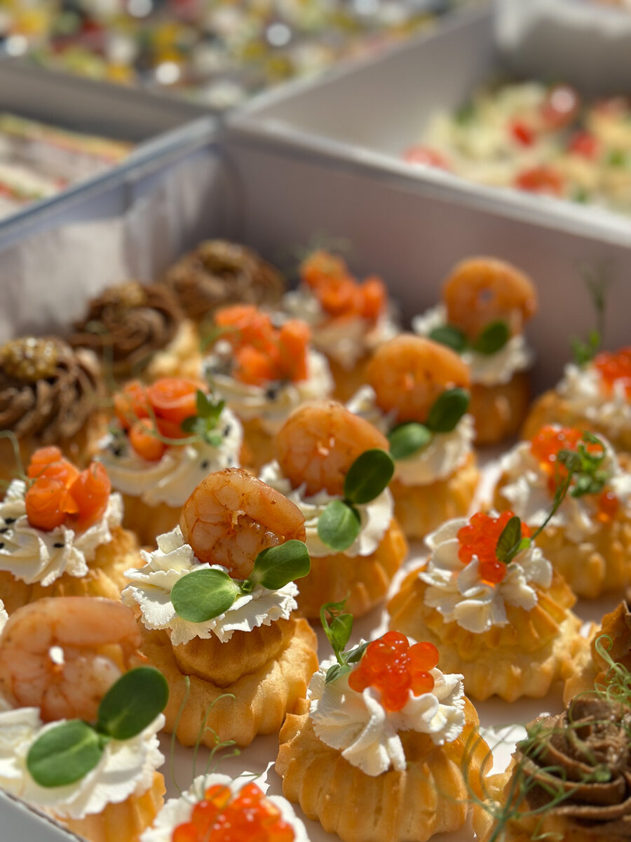 фуршет кейтеринг, закуска, профитроли с красной икрой, фуршетная закуска, фуршет закуски