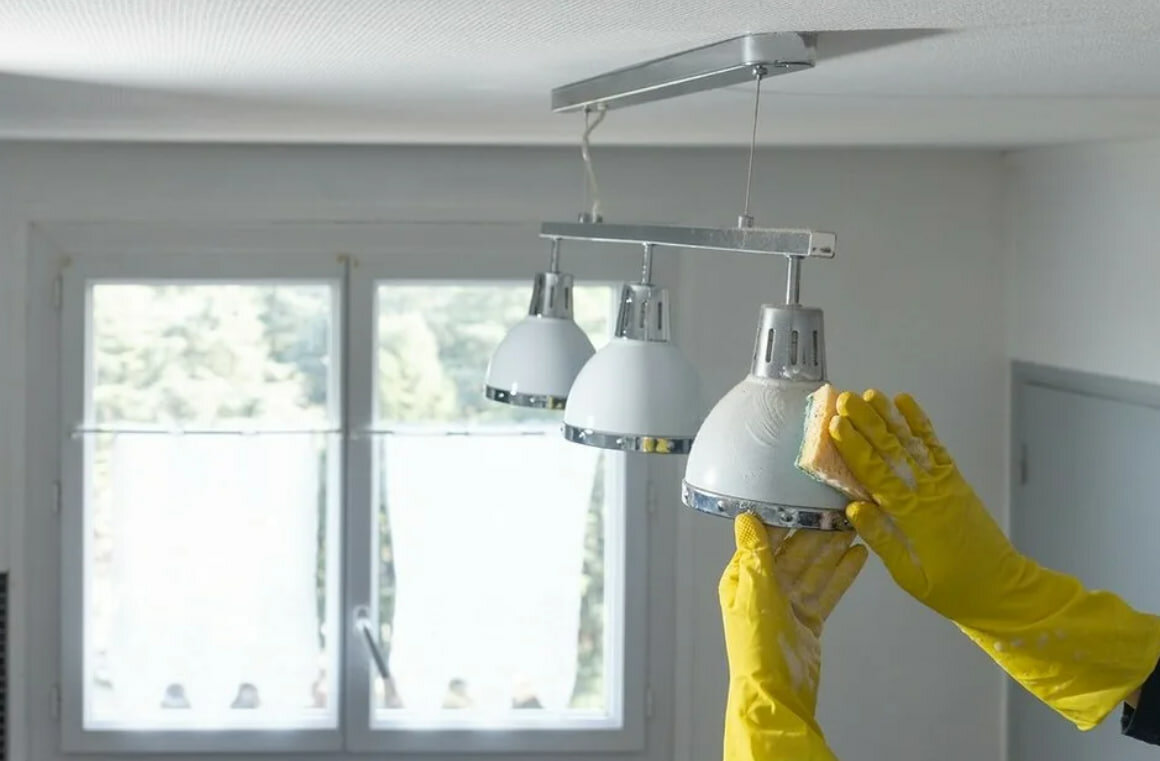 чистит лампу, потолочные светильники, cleaner clean, влажная уборка, генеральная уборка