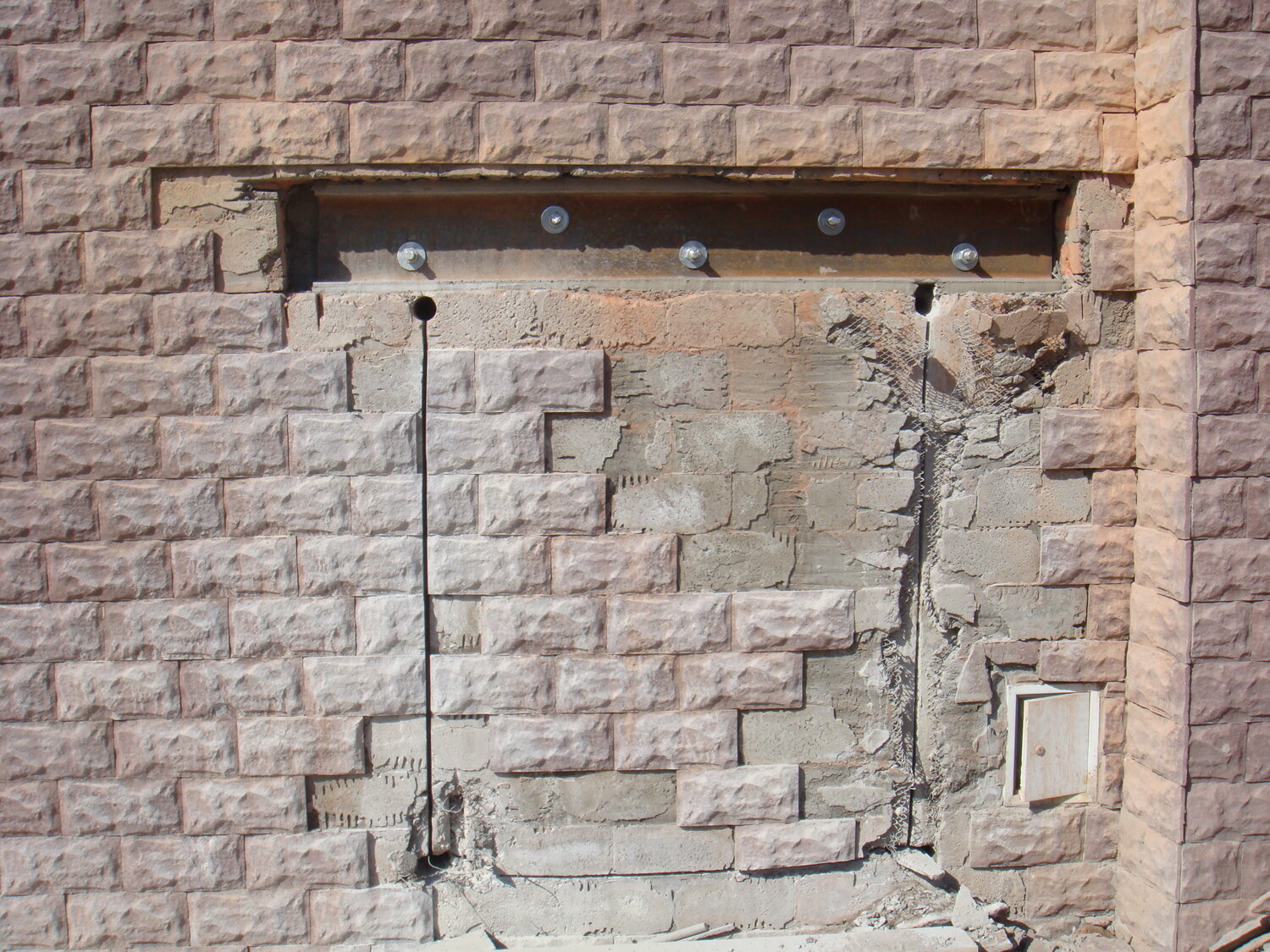 усиление кирпичной стены, стена кирпичная, стяжка дома от трещин, стянуть дом от трещин, усиление кирпичной кладки