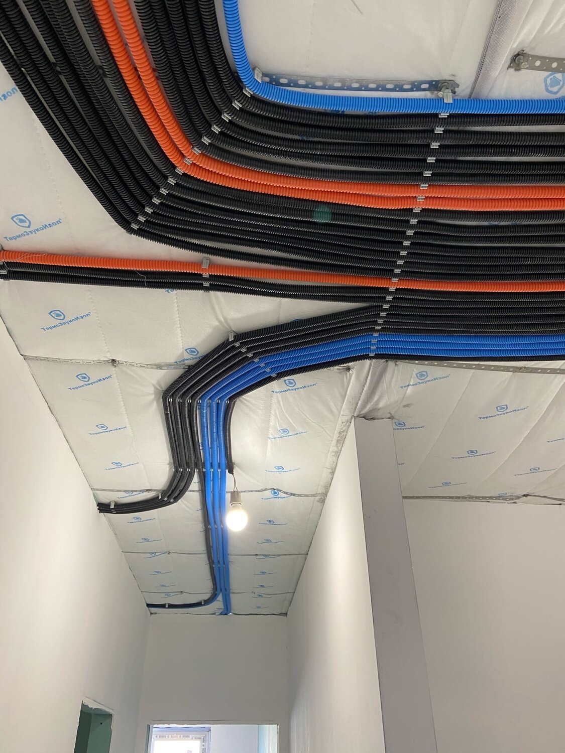 электромонтажные работы, монтаж электропроводки, разводка электрики, прокладка кабеля по потолку, монтаж кабеля