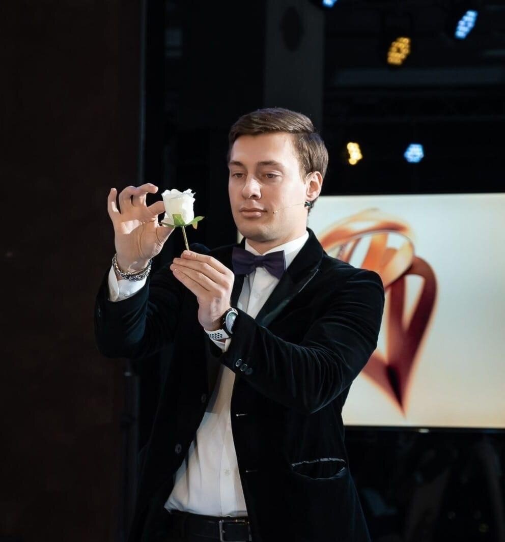 тнт шоу холостяк батрутдинов, свадьба, ведущий александр, михаил морозов ведущий, мужчина с розами