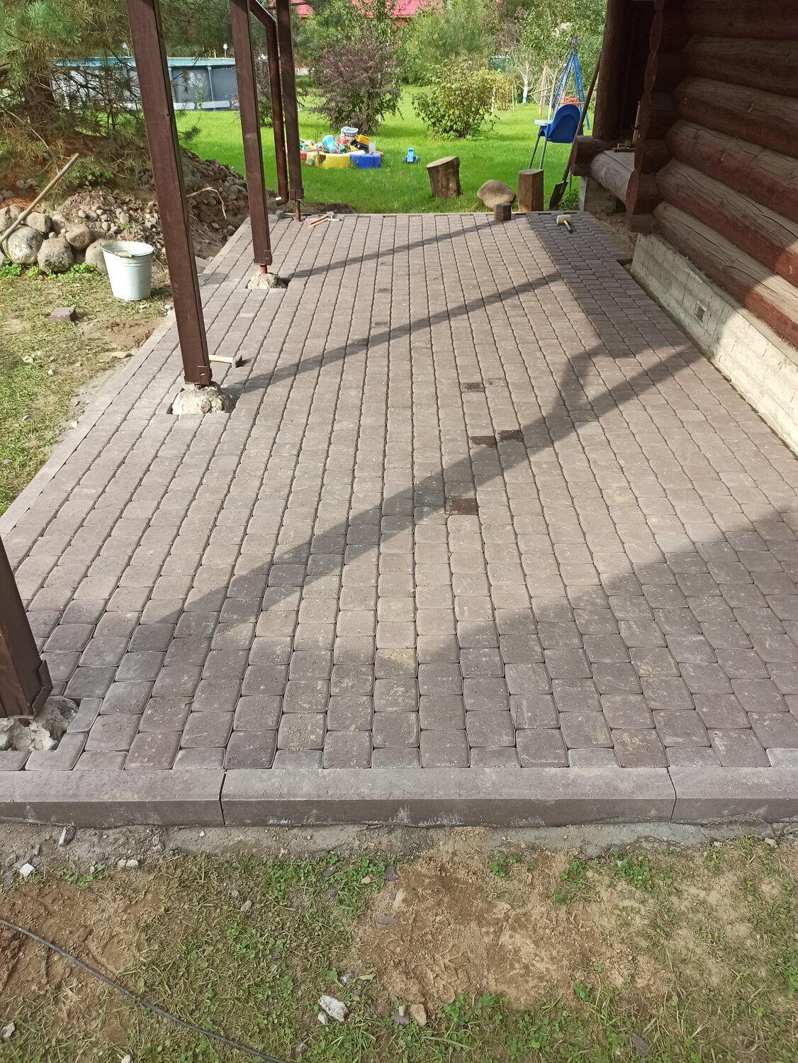 отмостка из брусчатки, тротуарная плитка вокруг дома, отмостка, отмостка плиткой, плитка для отмостки вокруг дома