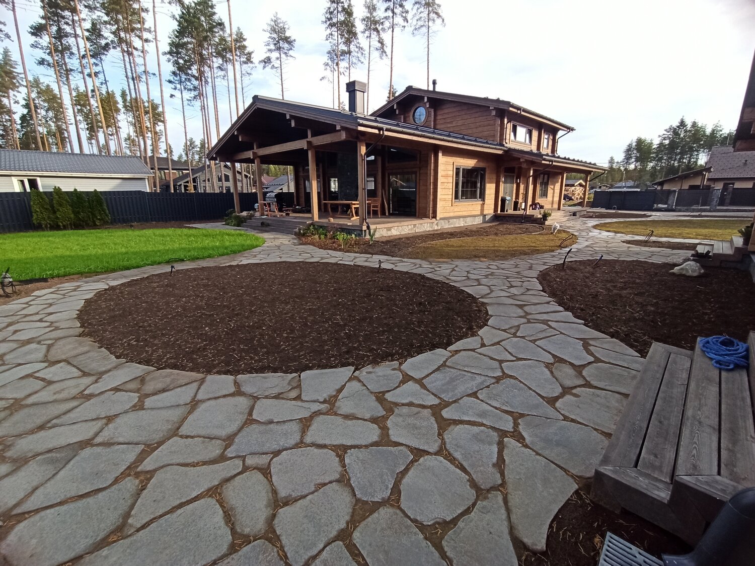 камень плитняк, камень для дорожек, брусчатка камень, каменная брусчатка, плитняк для мощения дорожек