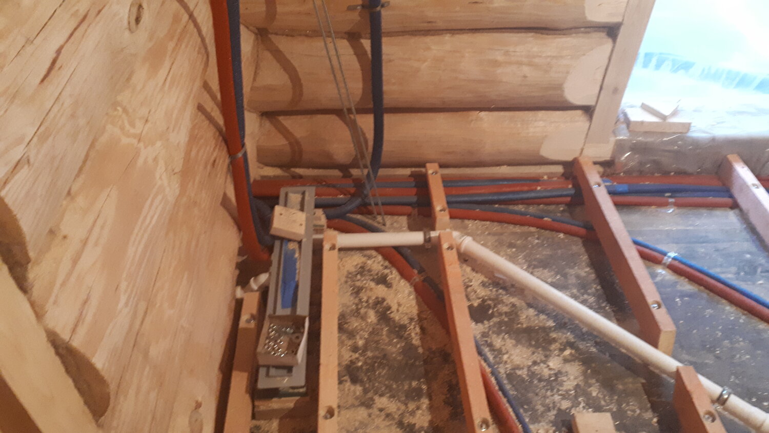 монтаж электропроводки в деревянном доме, электропроводка в деревянном доме, электрика в деревянном доме, коммуникации в каркасном доме, разводка электрики в деревянном доме