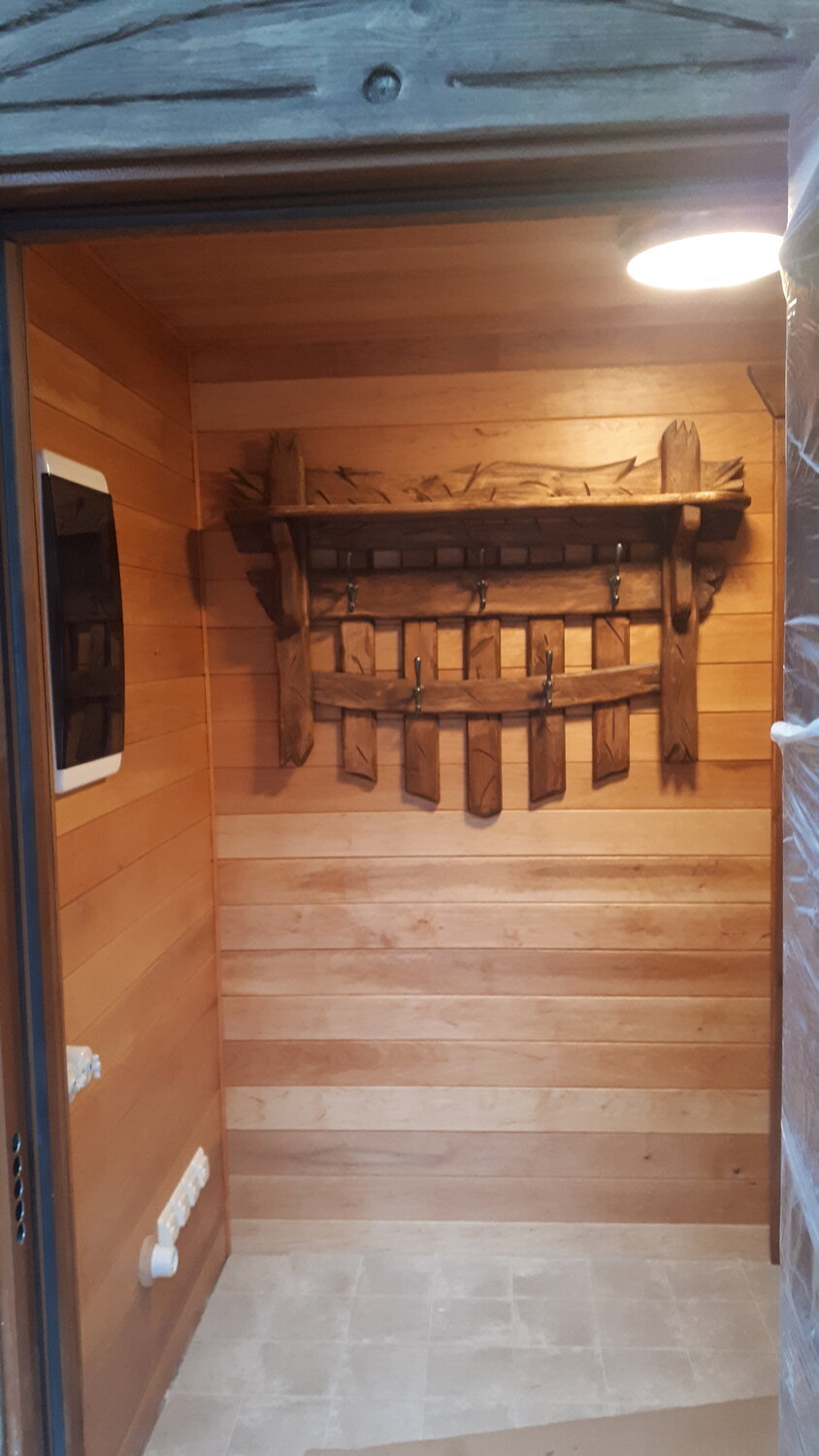 баня под старину, прихожая в баню из дерева, вешалка в предбанник, вешалка для бани из дерева, баня