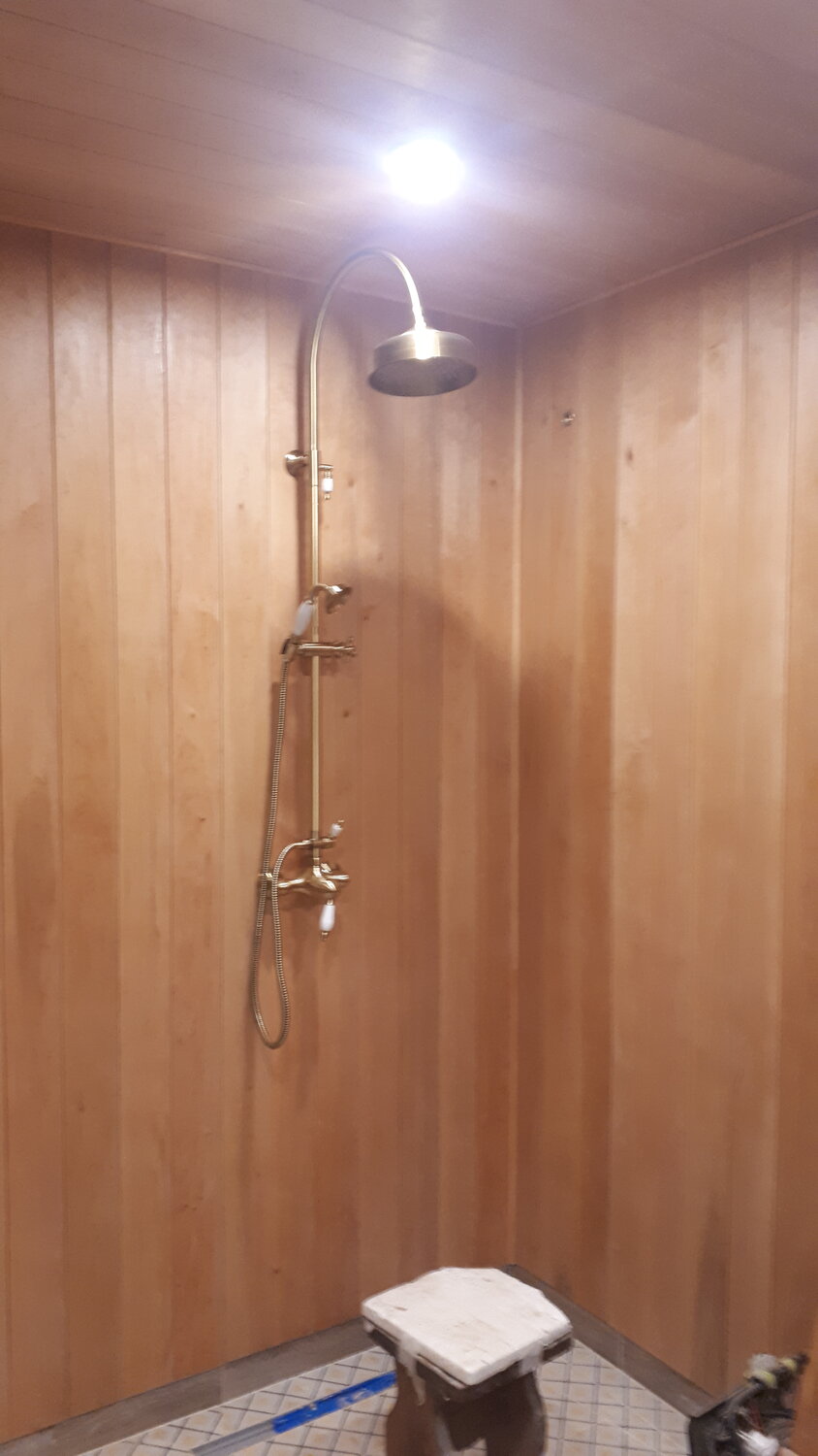 душ в бане, отделка душевой в бане, душевая в бане, душевая в деревянной бане, душевая кабина в бане
