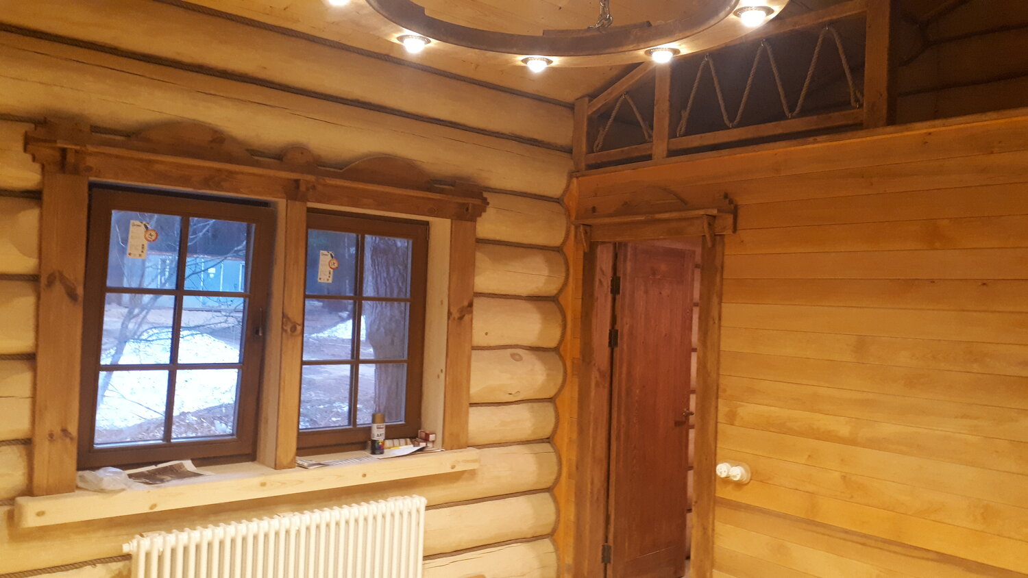 окна в бревенчатом доме, окна в доме из бревна, наличники в деревянном доме, пластиковые окна в срубе, окосячка дверных проемов в деревянном доме