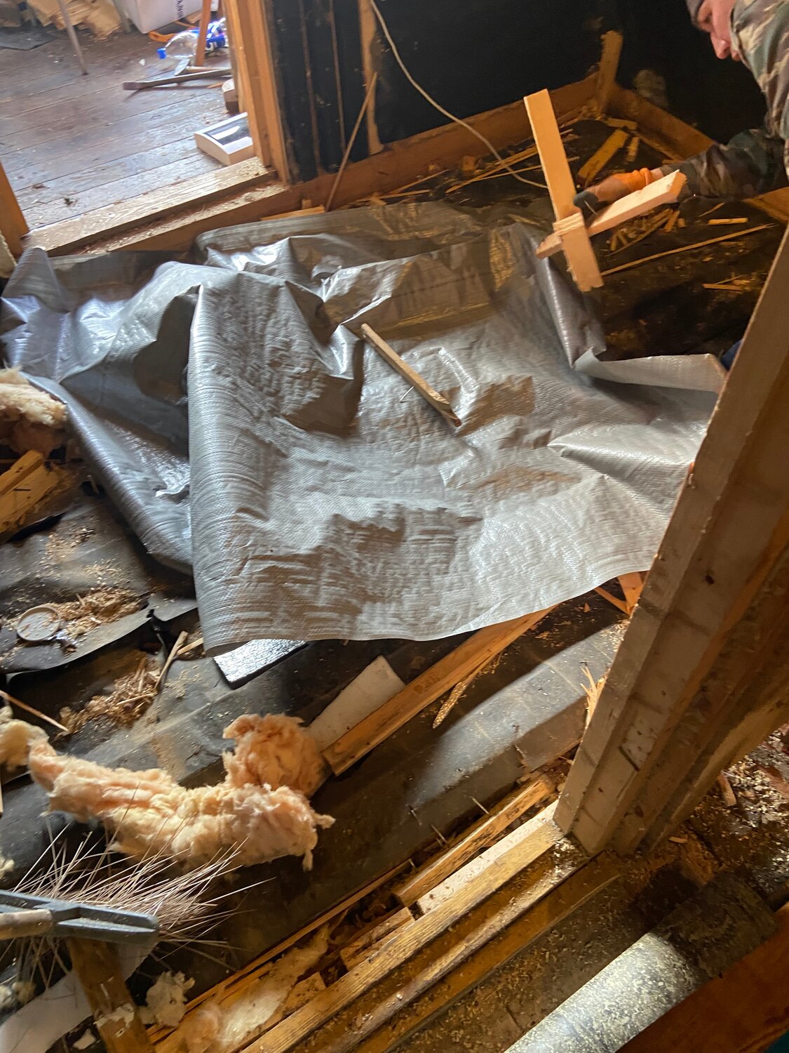 на чердаке, чердак дома, в частном доме, каркасный дом, в ахтубинске разрушился ангар