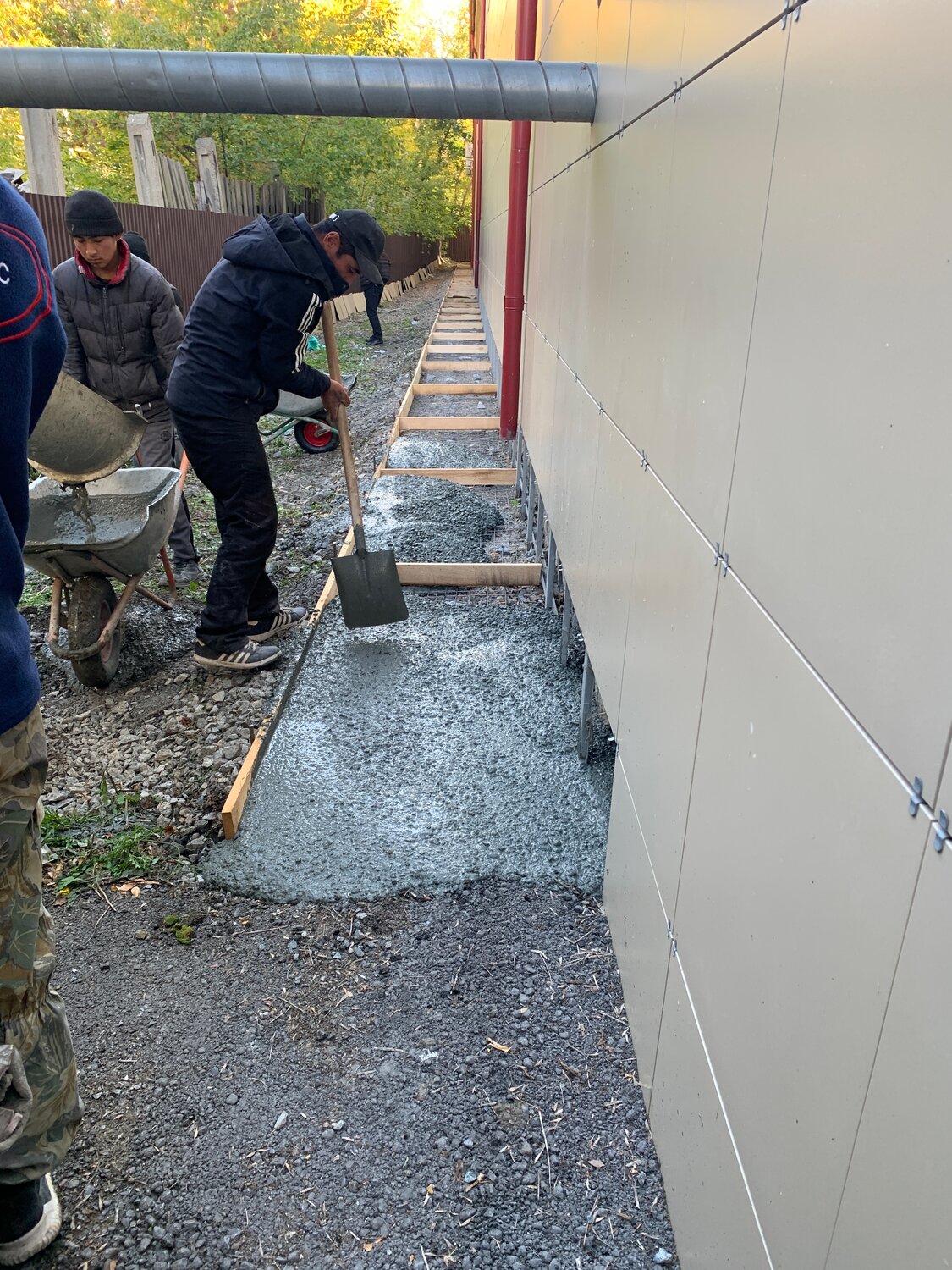 монтаж отмостки, бетонирование, заливка отмостки, бетонные работы, бетонная отмостка