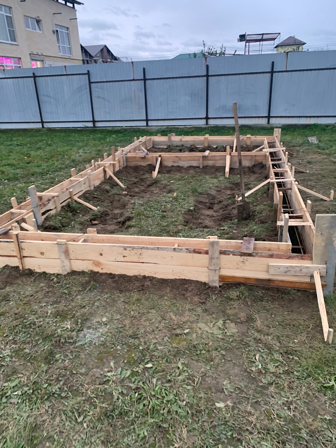 опалубка под фундамент, опалубка для ленточного фундамента, опалубка для фундамента своими руками из досок, укрепление опалубки ленточного фундамента, опалубка для мзлф