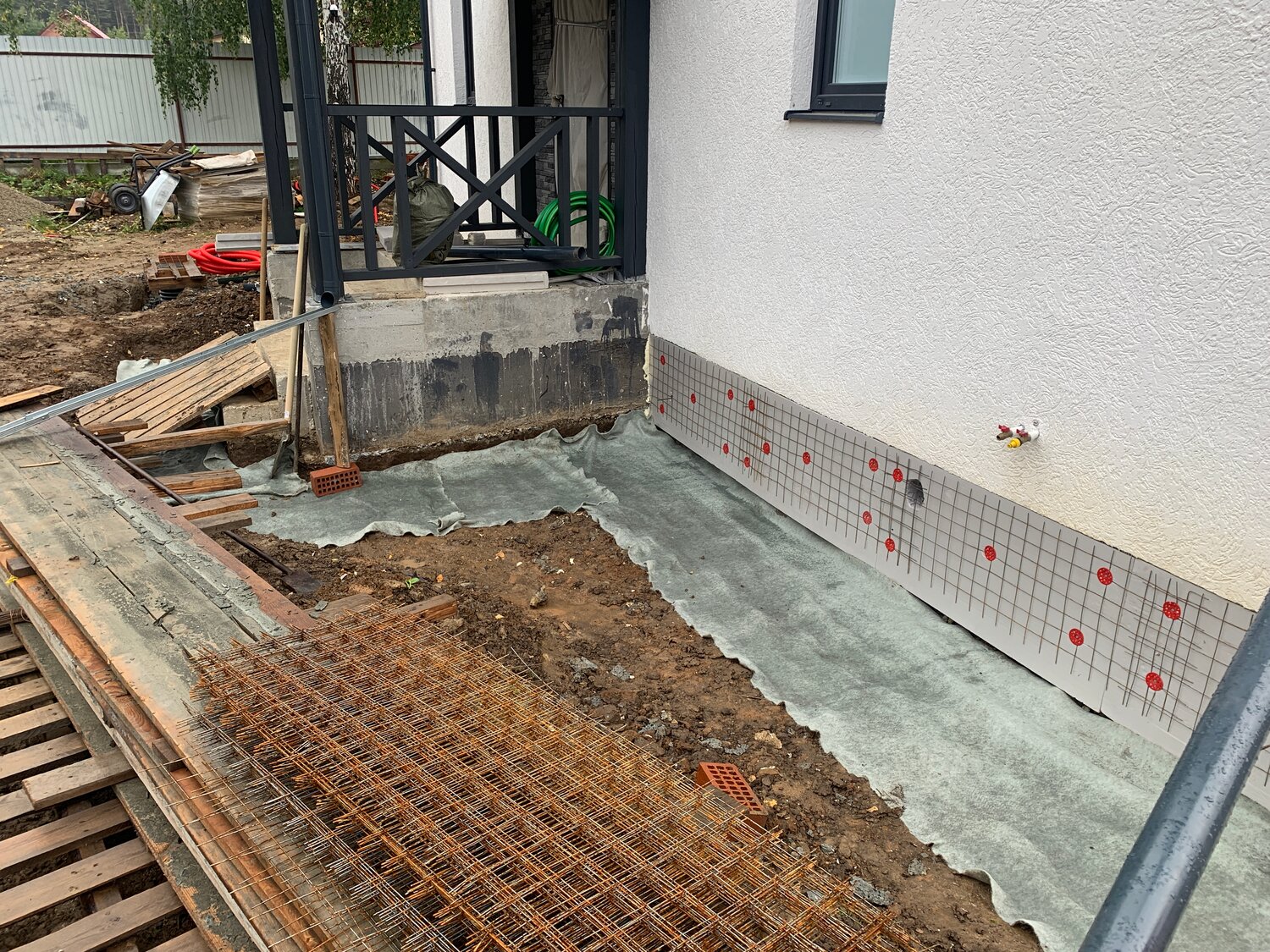 отмостка, отмостка дома, отмостка вокруг дома, армирование отмостки, устройство бетонной отмостки